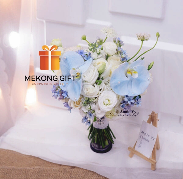 Có rất nhiều loại hoa có màu xanh để làm bó hoa cưới cầm tay tone xanh